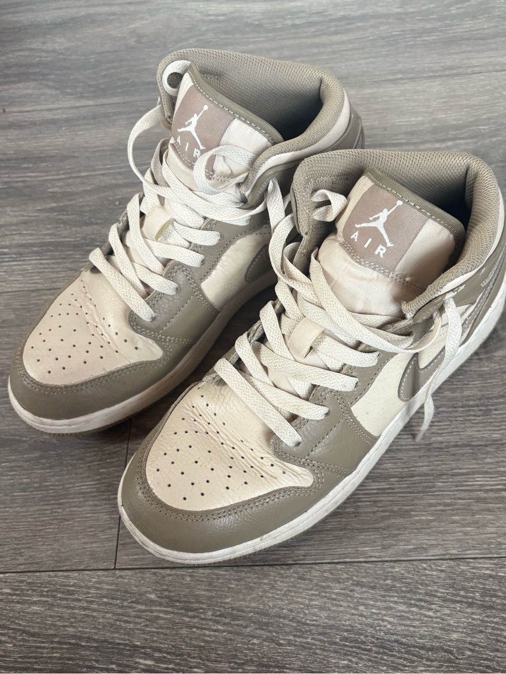 Jordan 1 Beige sneakers